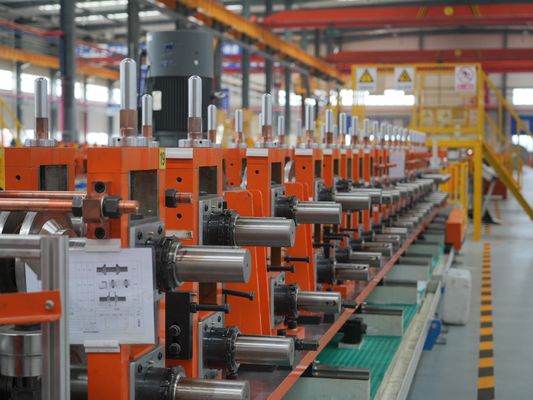 kaufen Automatische Stahlblech-Metallrollenformmaschine mit Stapler online manufacture